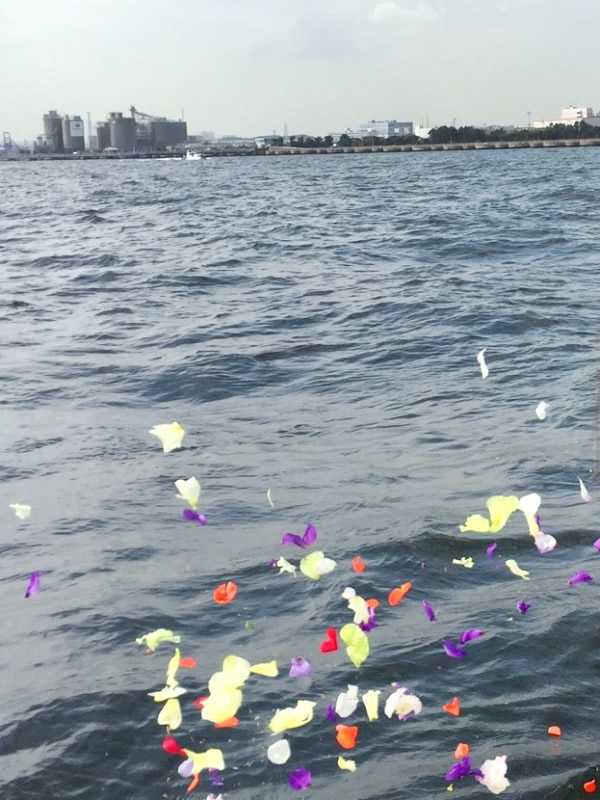 東京湾へ献花