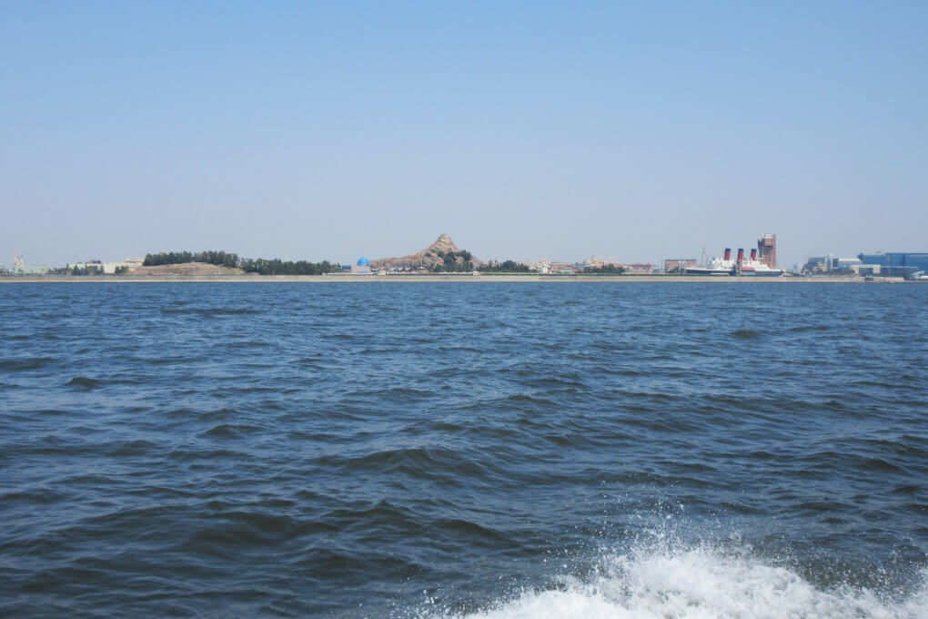 ディズニーランド沖合へ