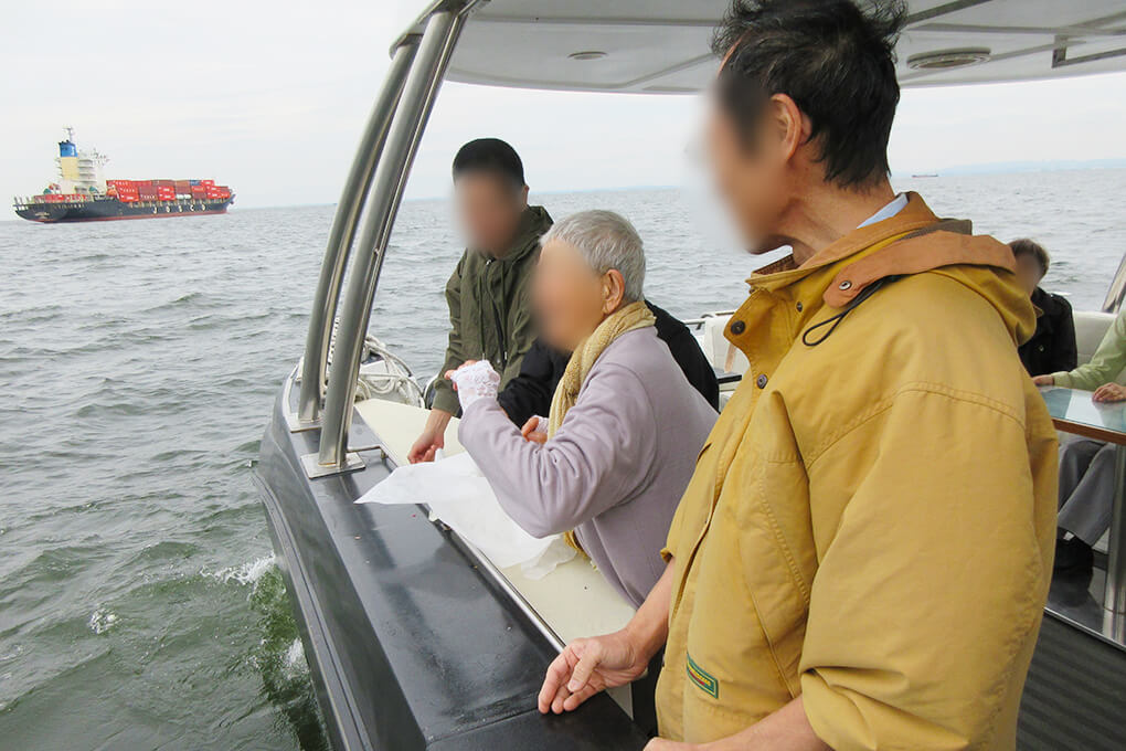 お一人ずつ見送ります