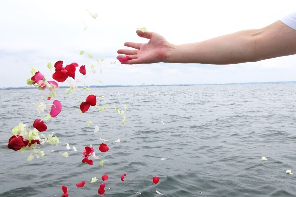 ご遺族の代わりに献花