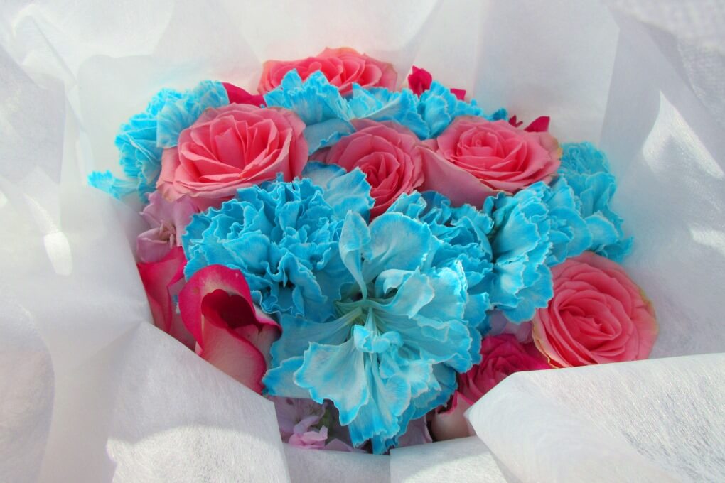 ブルーの花が鮮やかな花かご