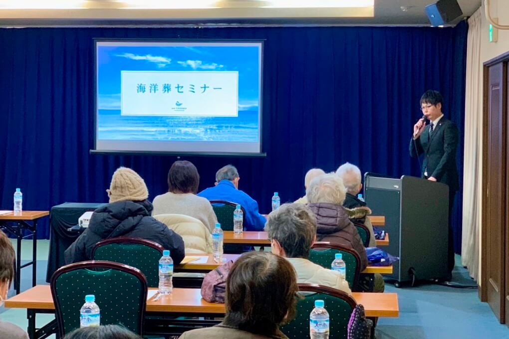 参加者に説明する三輪